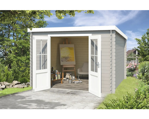 Abri de jardin Outdoor Life Atlanta 312 x 258,7 cm gris clair Abri de jardin avec portes doubles ouvertes, à l''intérieur un atelier avec chevalet et matériel d''art.