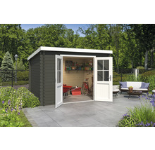 Abri de jardin avec portes doubles ouvertes, étagères, brouette et vélo sur une terrasse