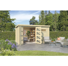 Abri de jardin en bois avec portes doubles ouvertes, étagères et mobilier de jardin sur la terrasse