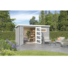 Abri de jardin avec portes doubles ouvertes, fenêtres et mobilier de terrasse dans le jardin