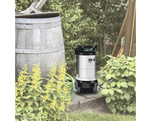 Gartenszene mit Regentonne und for_q Tauchpumpe