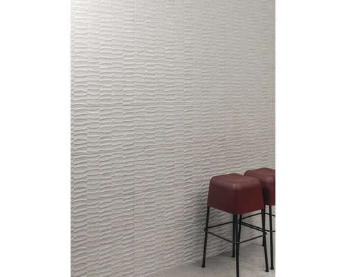Wandfliesen mit Wellenmuster und zwei Hockern