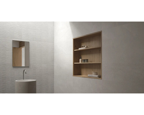 Modernes Badezimmer mit Waschbecken, Spiegel und Holzregal