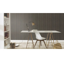 Arbeitszimmer mit Schreibtisch, Stuhl und Bücherregal