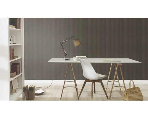 Arbeitszimmer mit Schreibtisch, Stuhl und Bücherregal