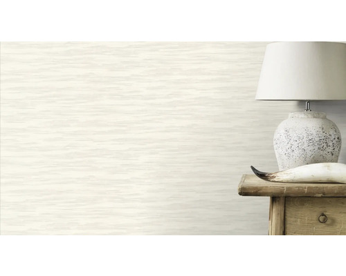 Helle Vliestapete mit horizontaler Linienstruktur im Wohnraum