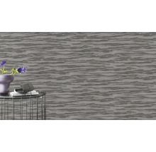 Nahaufnahme einer grauen Tapete mit linearem Muster in einem Raum.