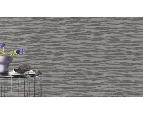 Nahaufnahme einer grauen Tapete mit linearem Muster in einem Raum.