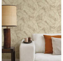 Raumansicht mit Blattmuster-Tapete, Lampe und Sofa