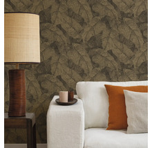 Wohnzimmer mit Mustertapete, Sofa, Kissen und Lampe