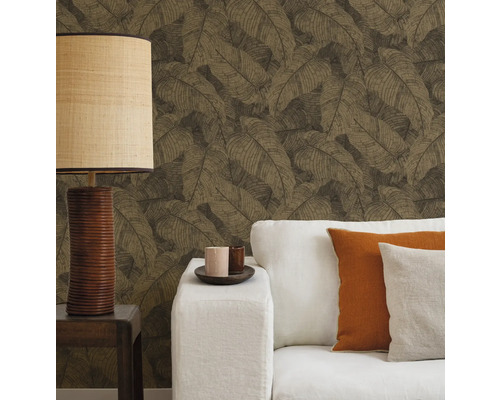 Wohnzimmer mit Mustertapete, Sofa, Kissen und Lampe