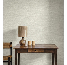 Szene mit Tisch, Lampe und gemusterter Tapete