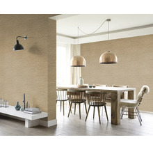 Esszimmer mit Esstisch, Stühlen, Pendelleuchten und einer Wand mit Textiltapete für eine gemütliche Atmosphäre