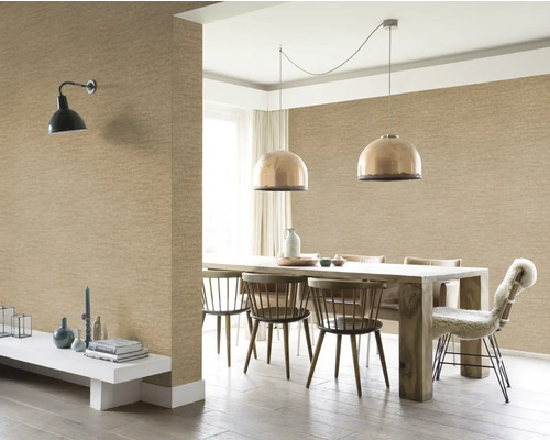 Esszimmer mit Esstisch, Stühlen, Pendelleuchten und einer Wand mit Textiltapete für eine gemütliche Atmosphäre