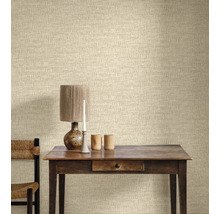 Dekoratives Zimmer mit beiger Tapete mit Strichmuster, Tisch, Stuhl und Lampe