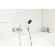 Aufputz-Brausebatterie mit Handbrause in einem Badezimmer mit weißen Fliesen.
