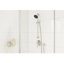 Duscharmatur mit Brausekopf und zwei Seifenspendern im Duschbereich