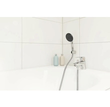 Modernes Badezimmer mit Handbrause, Armatur und zwei Flaschen