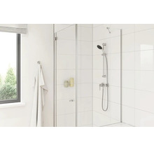 Modernes Badezimmer mit Duschabtrennung aus Glas, Duscharmatur und weißen Fliesen