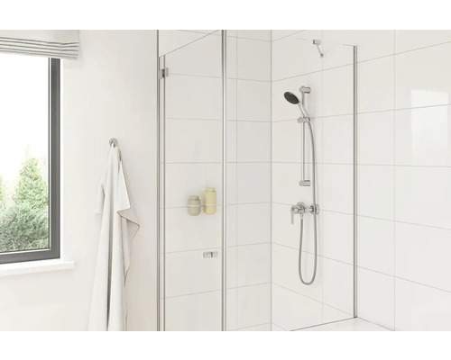 Salle de bain moderne avec paroi de douche en verre, robinetterie de douche et carrelage blanc