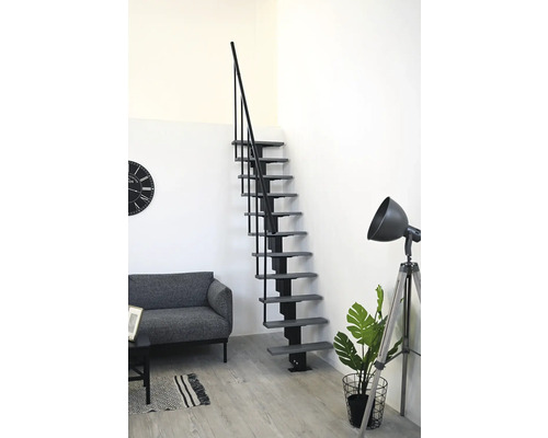 Raumansicht mit einer freitragenden Treppe mit Geländer