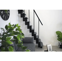 Raumansicht mit Treppe, Sofa und Zimmerpflanzen
