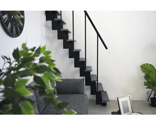 Raumansicht mit Treppe, Sofa und Zimmerpflanzen