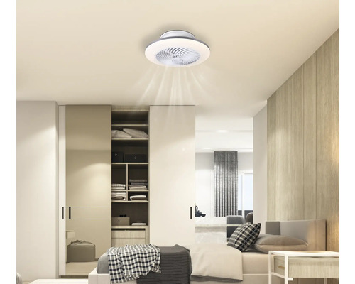 Chambre à coucher avec ventilateur de plafond et éclairage intégré