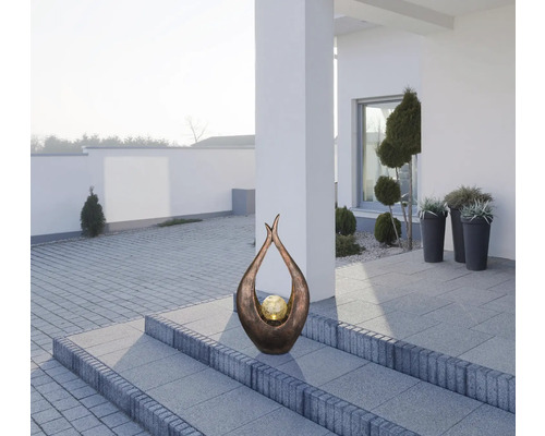 Dekorative Gartenleuchte mit Kugel auf Steintreppe