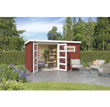 Maison de jardin avec portes doubles ouvertes, fenêtres et mobilier de jardin sur une terrasse