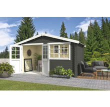 Abri de jardin moderne avec portes doubles ouvertes, fenêtres et mobilier de jardin sur une terrasse