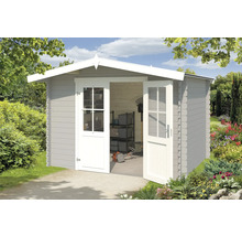 Abri de jardin avec portes doubles ouvertes, coupe-bordures et étagère à l''intérieur