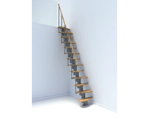 Raumspartreppe aus Holz und Metall in einem hellen Raum