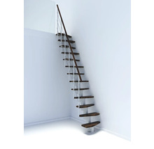 Raumansicht mit Raumspartreppe mit Holzstufen und Stahlgeländer