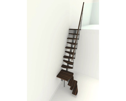 Holztreppe mit Metallstruktur und Geländer an einer weissen Wand