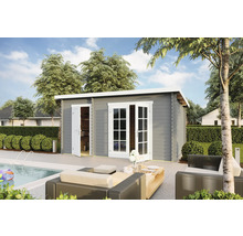 Abri de jardin en bois avec porte double et porte simple à côté de la piscine et du coin salon