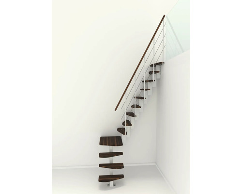 Treppe mit Holzstufen und Edelstahlgeländer vor einer Wand