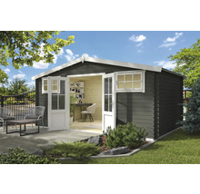 Abri de jardin avec porte à deux battants ouverte, fenêtre et terrasse avec mobilier de jardin