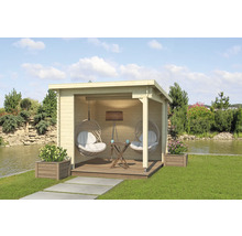 Holz Gartenlaube mit Schaukelstühlen, Tisch und Lampe neben einem Teich.