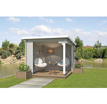 Holzpavillon mit Hängesesseln, Tisch und Stehlampe im Garten