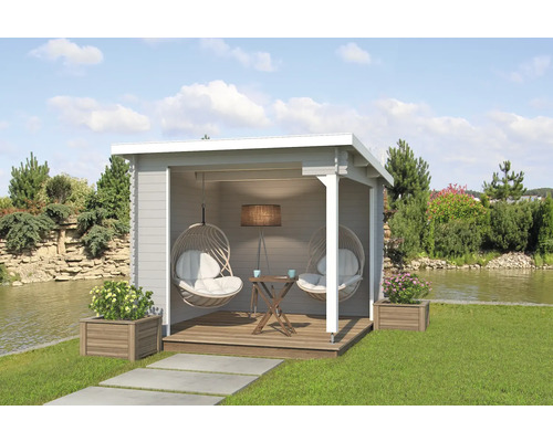 Holzpavillon mit Hängesesseln, Tisch und Stehlampe im Garten