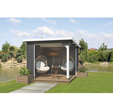 Gartenhaus mit zwei Hängesesseln, einem Tisch und einer Stehlampe im Aussenbereich