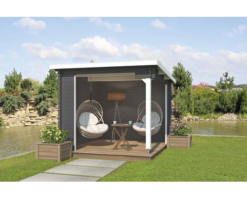 Gartenhaus mit zwei Hängesesseln, einem Tisch und einer Stehlampe im Aussenbereich