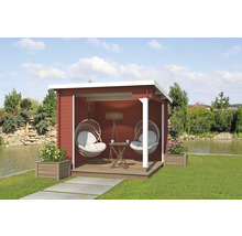 Gartenlaube mit Hängesesseln, Tisch und Stehlampe auf einer Terrasse neben einem Teich