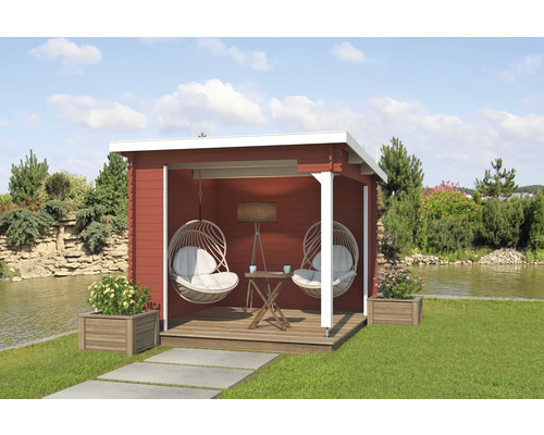 Gartenlaube mit Hängesesseln, Tisch und Stehlampe auf einer Terrasse neben einem Teich