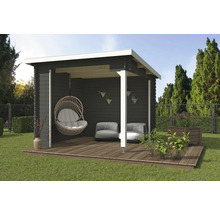 Holz Gartenhaus mit Holzterrasse, Hängesessel und Sitzgelegenheiten im Garten