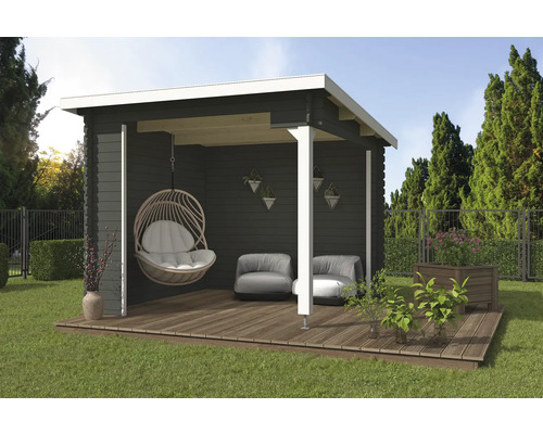 Holz Gartenhaus mit Holzterrasse, Hängesessel und Sitzgelegenheiten im Garten