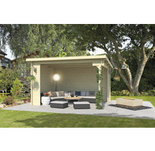 Holzpavillon mit Sitzgruppe, Tisch, Lampe und Feuerstelle im Garten