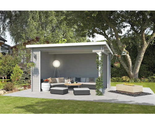 Überdachter Sitzbereich mit Gartenmöbeln im Freien