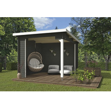 Holzpavillon mit Hängesessel und Sitzgelegenheiten auf Holzterrasse im Garten